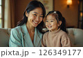 母親に甘える女の子 126349177