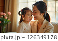 お花を見る親子 126349178