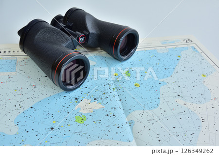 天体観測用双眼鏡 天体観測イメージ 星図 天体観測用双眼鏡 天体観測イメージ 星図 126349262