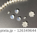 ハートの石とパールネックレス 126349644