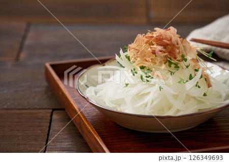 新玉ねぎの和風サラダ 新玉ねぎの和風サラダ 126349693