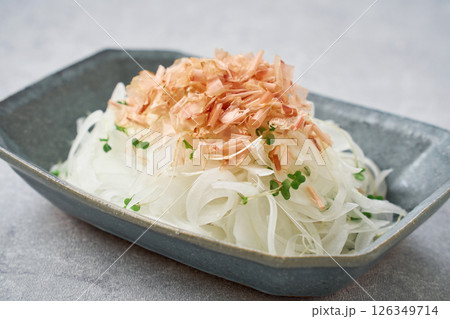 新玉ねぎの和風サラダ 126349714