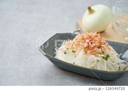 新玉ねぎの和風サラダ 新玉ねぎの和風サラダ 126349720