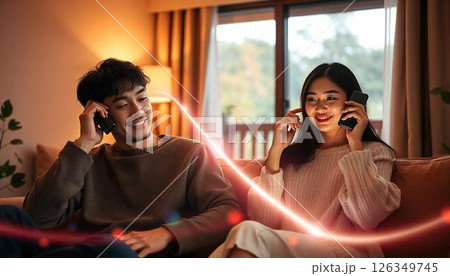 スマートフォンで会話するカップル 126349745