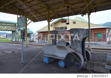 音威子府駅の構内と改札口側の駅舎(北海道音威子府村) 音威子府駅の構内と改札口側の駅舎(北海道音威子府村) 126350017