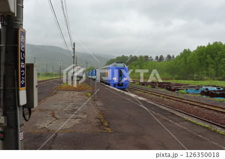 音威子府駅に入線する特急サロベツ 旭川行（北海道音威子府村） 126350018
