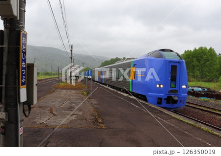 音威子府駅に入線する特急サロベツ 旭川行（北海道音威子府村） 126350019