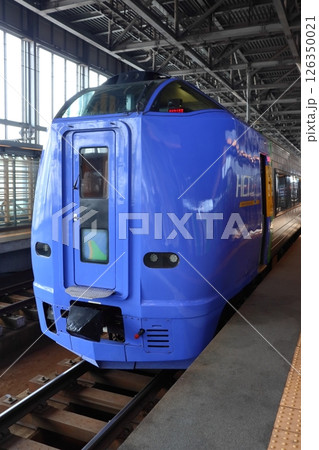 旭川駅へ入線した稚内行き特急 宗谷(キハ261形) 旭川駅へ入線した稚内行き特急 宗谷(キハ261形) 126350021