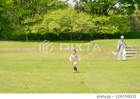 公園で遊ぶ女の子 126350032