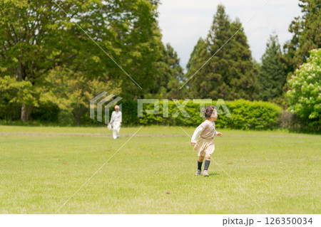 公園で遊ぶ女の子 公園で遊ぶ女の子 126350034