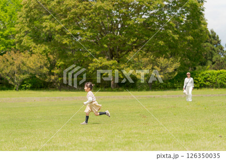 公園で遊ぶ女の子 公園で遊ぶ女の子 126350035