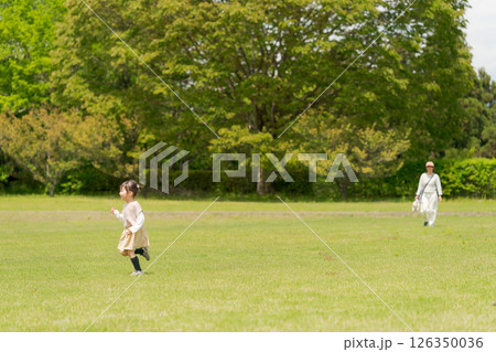 公園で遊ぶ女の子 公園で遊ぶ女の子 126350036