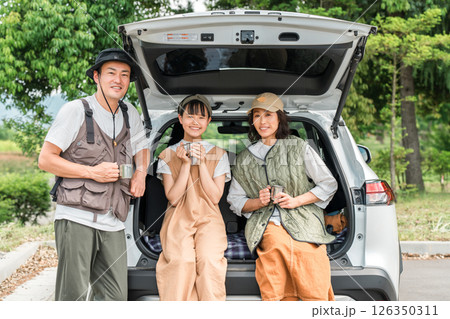 ドライブ・家族旅行・車で旅行に来た家族・ファミリー ドライブ・家族旅行・車で旅行に来た家族・ファミリー 126350311