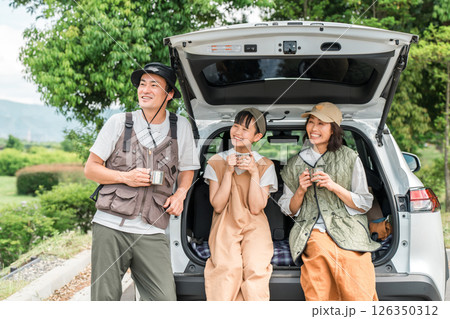 ドライブ・家族旅行・車で旅行に来た家族・ファミリー ドライブ・家族旅行・車で旅行に来た家族・ファミリー 126350312