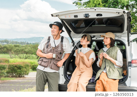 ドライブ・家族旅行・車で旅行に来た家族・ファミリー ドライブ・家族旅行・車で旅行に来た家族・ファミリー 126350313