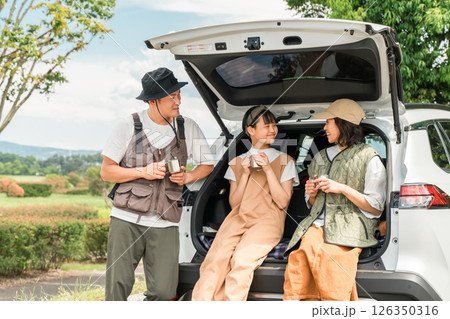 ドライブ・家族旅行・車で旅行に来た家族・ファミリー 126350316