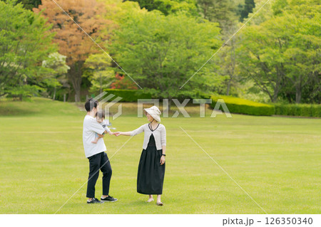 広い公園を歩く家族 広い公園を歩く家族 126350340