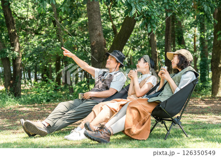 公園・キャンプ場でチェアリングする親子・ファミリー 126350549