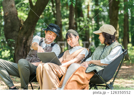 公園・キャンプ場でチェアリングする親子・ファミリー 公園・キャンプ場でチェアリングする親子・ファミリー 126350552