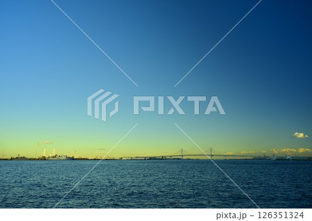 横浜市みなとみらい都市風景夕景 臨港パークから横浜港にベイブリッジ 横浜市みなとみらい都市風景夕景 臨港パークから横浜港にベイブリッジ 126351324