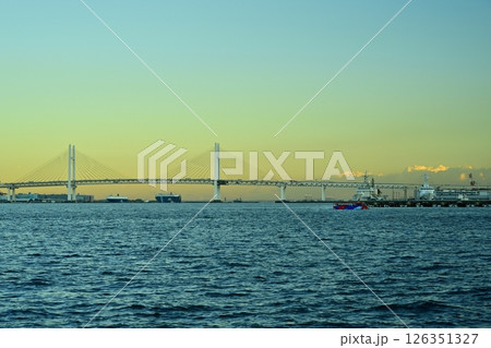 横浜市みなとみらい都市風景夕景　臨港パークから横浜港にベイブリッジ 126351327