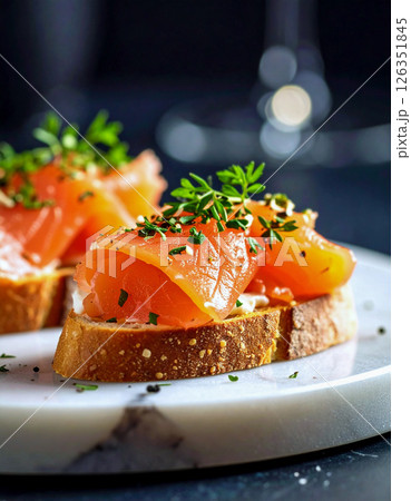 パーティーで出されたサーモンクロスティーニ 126351845