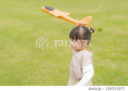 公園で遊ぶ女の子 126351971