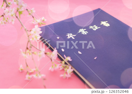 卒業証書と桜 126352046
