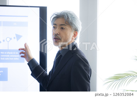 ミドルビジネスパーソン ミドルビジネスパーソン 126352084