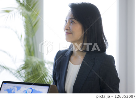 ミドルビジネスパーソン ミドルビジネスパーソン 126352087