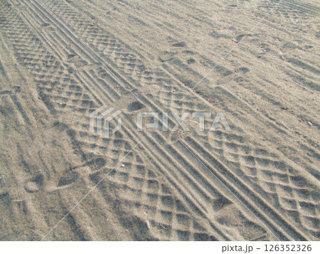 夏の終わり静かな浜辺 126352326