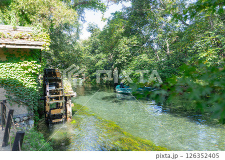 ＜安曇野＞大王わさび農場の水車と美しい小川の絶景 126352405