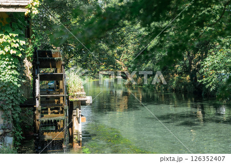 ＜安曇野＞大王わさび農場の水車と美しい小川の絶景 126352407