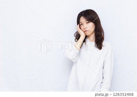 頭が痛い女性 126352408
