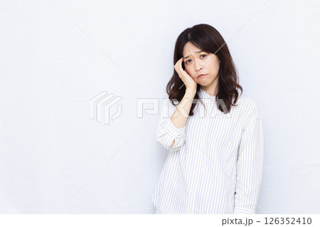 頭が痛い女性 126352410