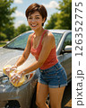 楽しそうに洗車する女性 126352775