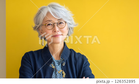 微笑むおしゃれなおばあさん 126352895