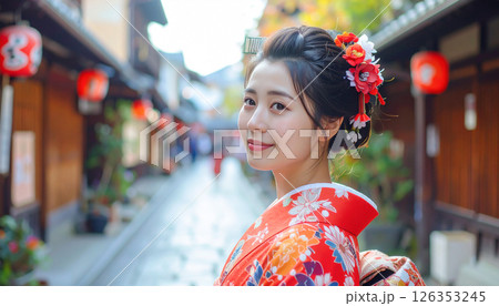 着物を着て古都を散策する若い女性 着物を着て古都を散策する若い女性 126353245
