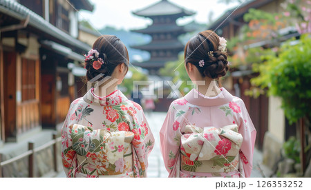 着物を着て古都を散策する若い女性 着物を着て古都を散策する若い女性 126353252