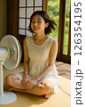 夏のおじちゃんの家で扇風機で涼む少女 126354195