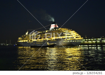 横浜港大桟を出港する豪華客船飛鳥Ⅱ 126354281