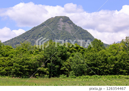北海道石狩市、浜益区にそびえる黄金山【6月】 北海道石狩市、浜益区にそびえる黄金山【6月】 126354467