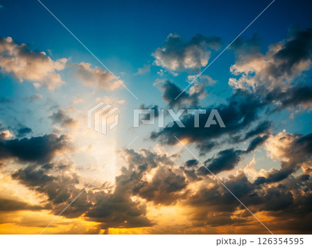 雲が広がる夕焼けの風景 126354595