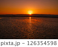 朝日が昇る綺麗な景色 126354598