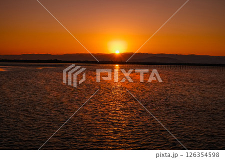 朝日が昇る綺麗な景色 126354598