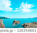 青い海と岩の海岸線 126354601