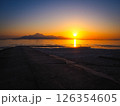 夕日が輝く綺麗な風景 126354605