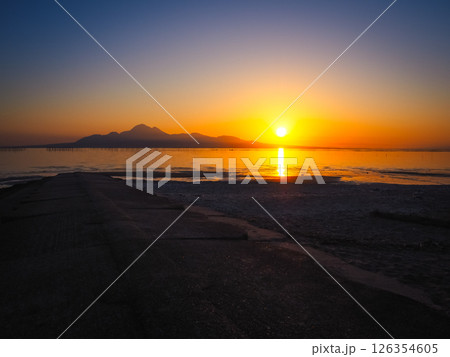 夕日が輝く綺麗な風景 126354605