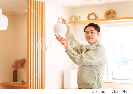 電球を取り付ける工事業者 126354969