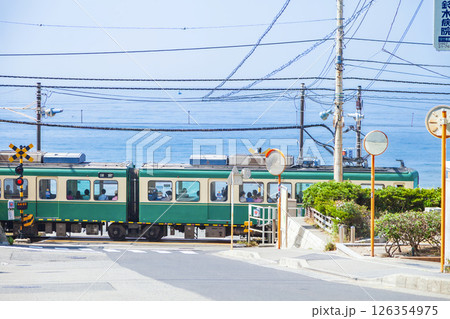 「神奈川県」鎌倉高校駅前の踏切風景 「神奈川県」鎌倉高校駅前の踏切風景 126354975